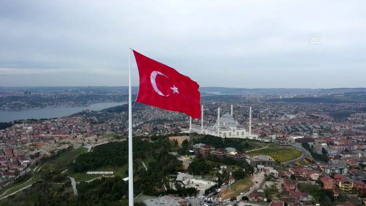 Türkiye'nin en büyük bayrağı Çamlıca Tepesi'nde dalgalanıyor