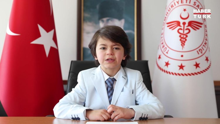 Bakan Koca'nın koltuğuna oturan minik güldürdü