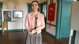 Halk müziğinin sevilen sesi Sevcan Orhan, yörenin kadınlarıyla keyif dolu sohbetler gerçekleştirirken, Antandros'un ...