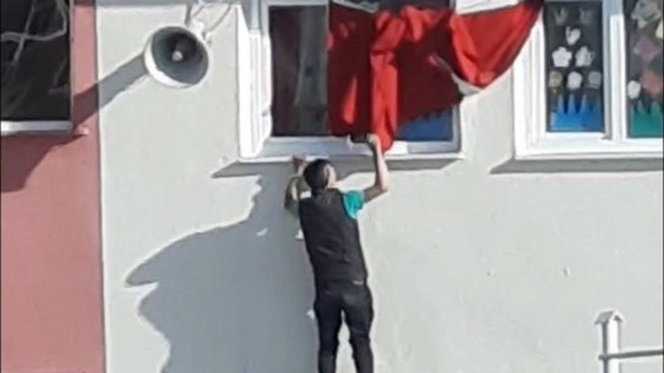 Öğrencilerden duygulandıran "Türk bayrağı" hassasiyeti