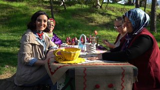 Balıkesir'in misafirperver kadınlarının keyifli sohbetleri ve Sevcan Orhan'ın türküleriyle renk kattığı bölümde, ...
