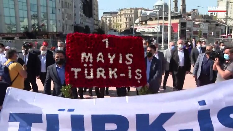 TÜRK-İŞ temsilcileri, Taksim'deki Cumhuriyet Anıtı'na çelenk bıraktı
