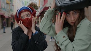 Paragöz bir estetisyen ile karşılaşan ikili yüzlerini son anda kurtardılar.