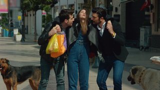 Çantasını çaldıran Feride'nin imdadına Halil İbo ve Mete yetişti.