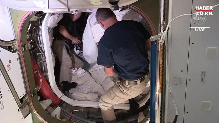 Uzay İstasyonunda görevli astronotlar 6 ay sonra dünyaya döndü!