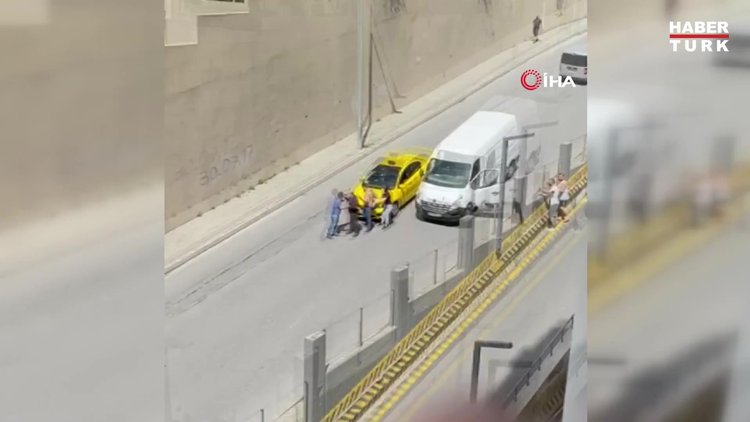 Yol verme kavgasında taksiciye "Muşta"lı dayak kamerada