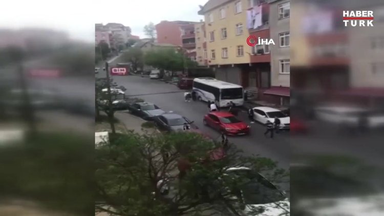Yabancı uyruklu iki grup arasında bıçaklı kavga kamerada: 2 yaralı