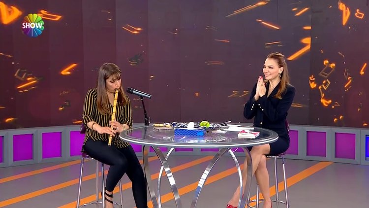 Türkiye'nin ilk kadın neyzeni Burcu Karadağ'dan canlı ney performansı