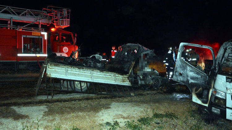 Antalya'da çekici ile kamyonet çarpıştı: 2 kişi yanarak öldü