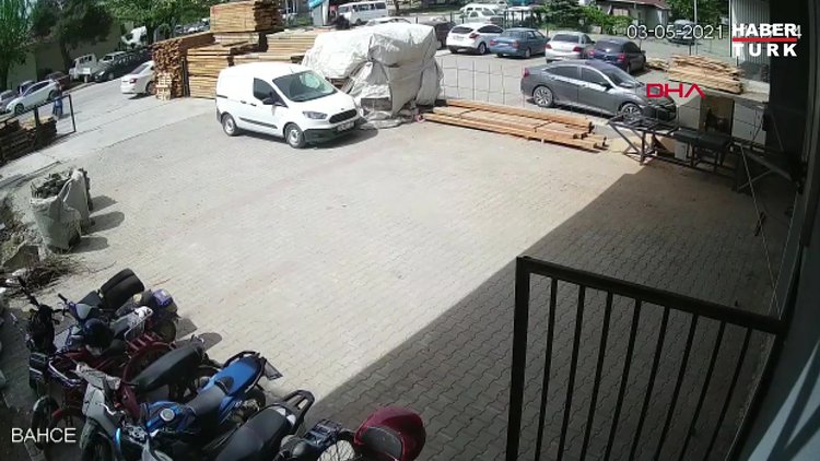 Hırsızlık girişimindeki 3 şüpheliyi işçi engelledi; o anlar kamerada