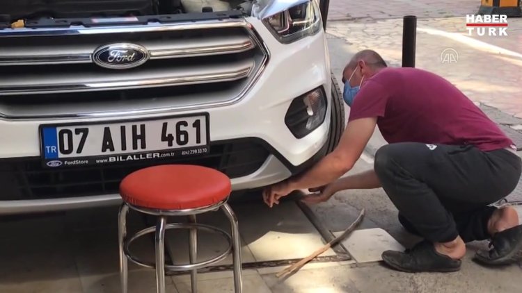 Aracın motor kısmına sıkışan kedinin çıkması için vatandaşların yapmadığı kalmadı