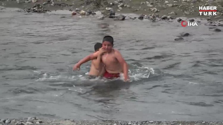 Çocukların tehlikeli serinliğine tam kapanmada engel olamadı