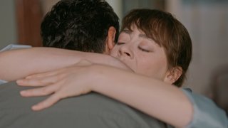 Ozan'ın söylediklerinden çok etkilenen Cemre, döndü ve son bir kez ona sarıldı.