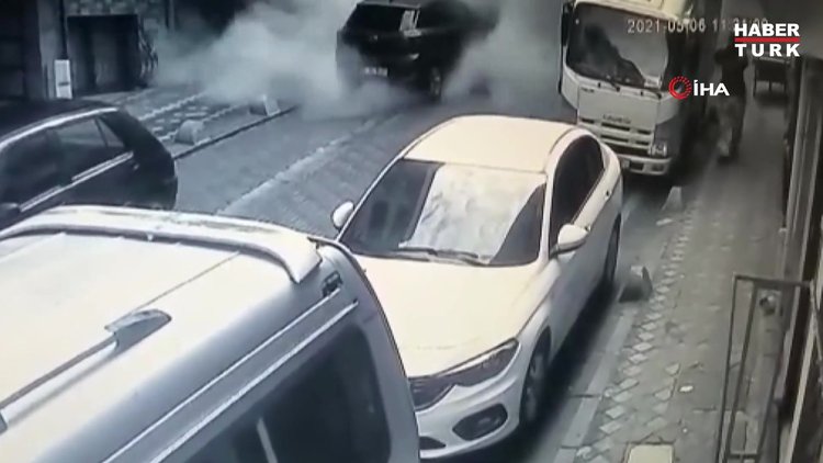 Çöken binada kadın ve kedinin son anda kurtulduğu anlar kamerada