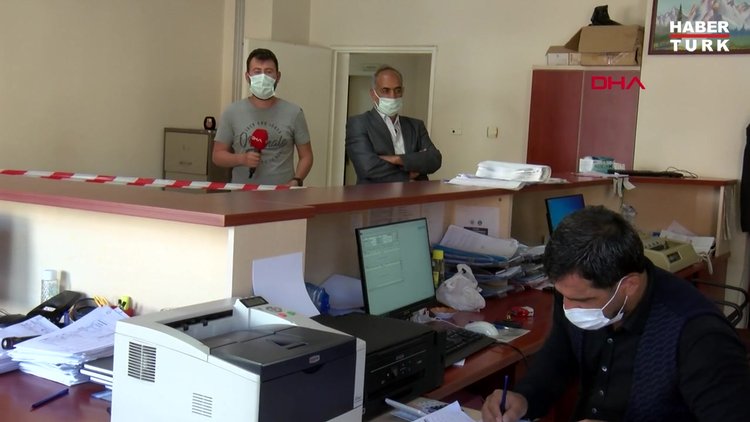 Ovacık Belediyesi'nde çalışanlar karantinada; işleri başkan yapıyor