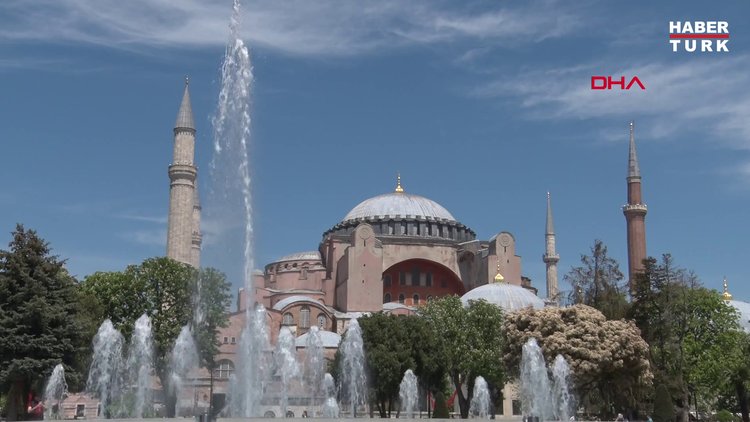 Ayasofya Camii'ne ilk mahya asıldı