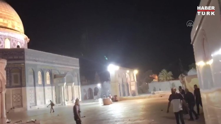 İsrail polisi, Mescid-i Aksa'ya girerek Kıble Mescidi'nin içinde namaz kılan cemaate ses bombalarıyla saldırdı