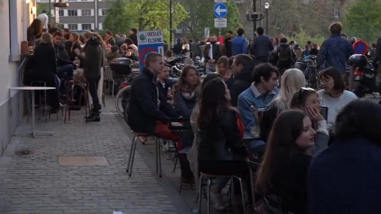 Belçika'da normalleşme kutlaması!