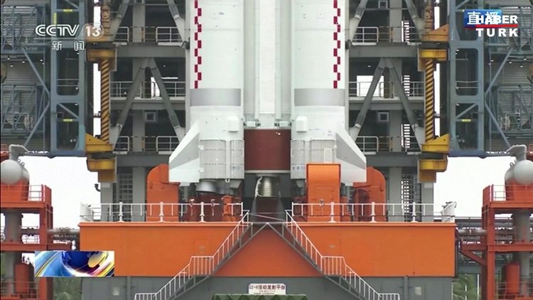 Çin'in kontrolden çıkan roketi Maldivler yakınlarına düştü!