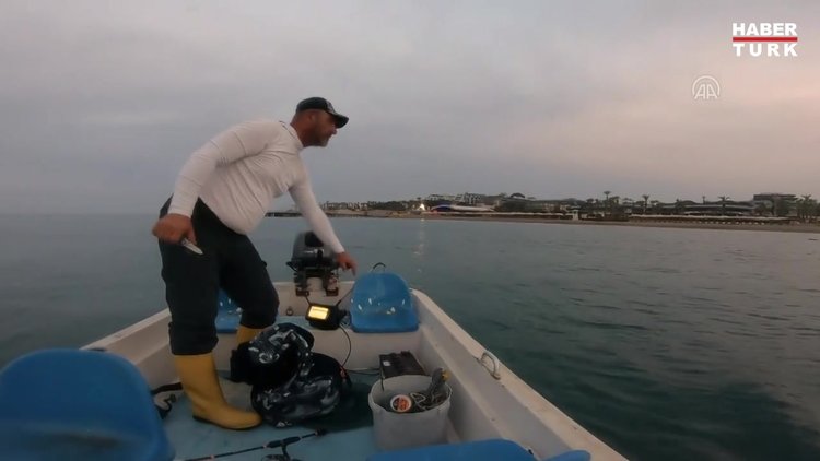 Amatör balıkçılar, ağlara takılan Caretta carettayı kurtardı