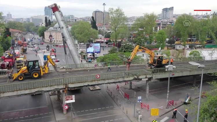 İBB meydan düzenlemesi kapsamında Beşiktaş sahildeki köprüyü yıkıyor