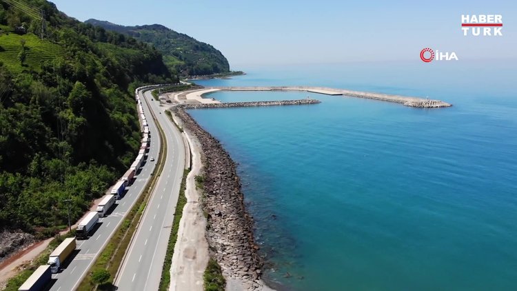 Kuyruk 20 kilometreye ulaştı... Sarp Sınır Kapısı kuyruğunda buruk bayram