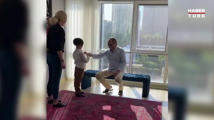 Petek Dinçöz eşinin elini öptü, bayram harçlığı aldı