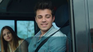 Osman'ın kimliğini sorgulayan polis haklarında çıkan yakalama kararını belirterek ikiliyi karakola götürdü.