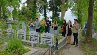 Anne ve babasının mezarına gelen Emin burada anne ve babasının bayramını kutladı.