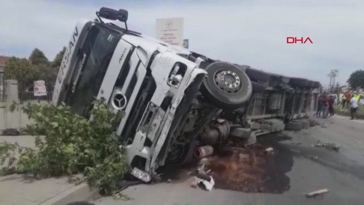 Kırmızı ışıkta geçen taksiye çarpan TIR, kaldırımdaki yayaların üzerine devrildi: 2 ölü, 5 yaralı