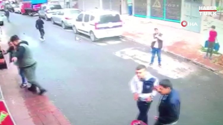Beyoğlu'nda silahlı kavga kamerada... Kafa atan şahsa kurşun yağdırdı