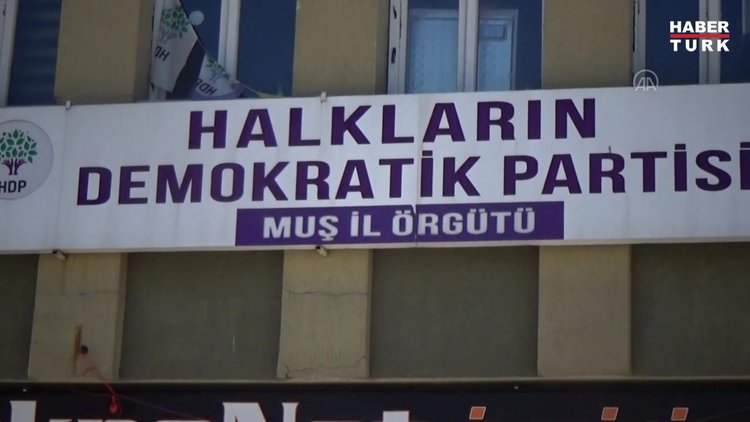Çocukları dağa kaçırılan 3 aile, HDP binası önünde oturma eylemi yaptı