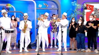 Ebru Akel ve kamera arkasındaki çalışanlar 19 Mayıs'ı coşku ile kutladı.