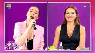 Şarkıcı Ezgi Eyüboğlu canlı olarak Adıyaman'ın sevilen türkülerinden Eyvanına Vardım'ı yorumladı.