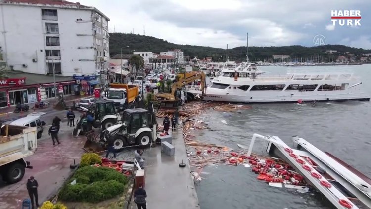 Ayvalık'ta etkili olan fırtına nedeniyle kıyıdaki bazı tekneler battı