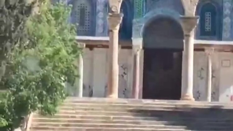 İsrail güçleri ile Yahudi yerleşimcilerden Mescid-i Aksa'ya baskın!