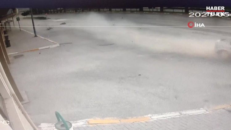 Otomobille kafa kafaya çarpışan motosikletli iki genç metrelerce havaya fırladı...Dehşete düşüren kaza kamerada