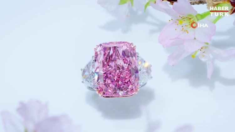 Hong Kong'da pembe-mor elmas 29.3 milyon dolara satıldı