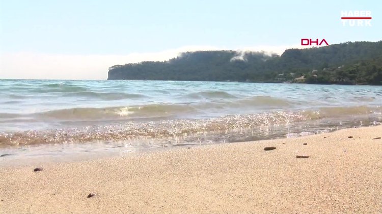 Deniz üzerinde ortaya çıkan sis duvarı turistleri şaşırttı