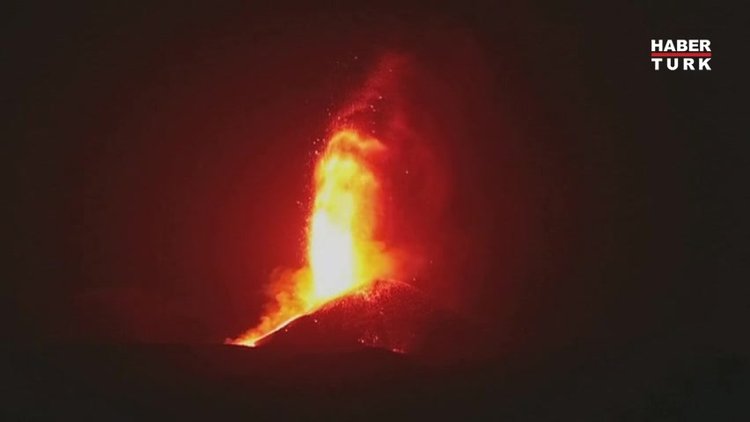 Etna Yanardağı geceyi aydınlattı!