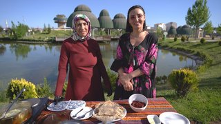 Ünlü ses sanatçısı Sevcan Orhan’ın sunumuyla ekrana gelen programda, Elazığ yöresine ait Harput köfte ve keledaş gibi yemeklerin yapımını öğrendik. ...