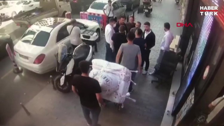 Fatih'te silahlı maske takma kavgası kamerada