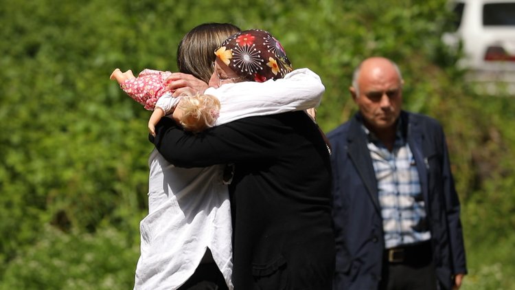 Kaçarak evlenen kızlarıyla yıllar sonra barıştılar!