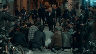 Çukurlular'ı kahvenin önündeki caddeye toplayan Amca, Çukur'u boşaltmaları için 15 gün verdi.