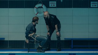 Yamaç'ı bir havuz başında sandalyeye bağlayan Şahram, kendisini ve kim olduğunu anlattı.