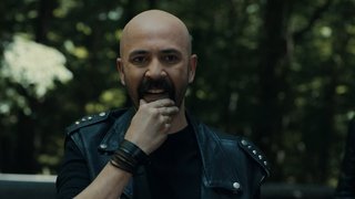 Çukur'a zarar gelmeden Amca'yı ve Şahram'ı dışarı çıkarmayı hedefleyen Yamaç, legal işlerde zorla çalıştırılan ...