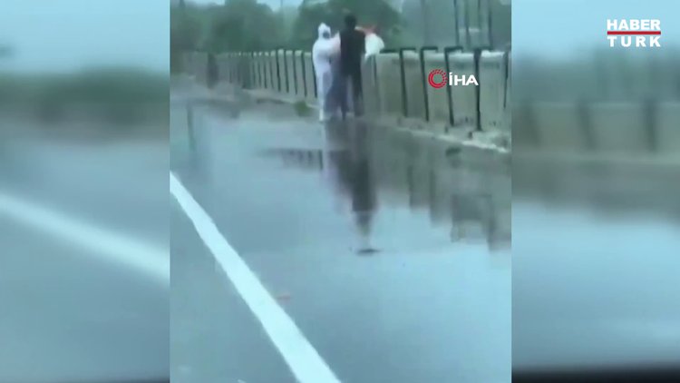 Hindistan'da koronavirüsten ölen kişinin cansız bedenini nehre attılar!