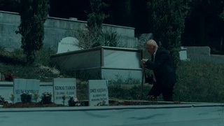 Kardeşinin mezarına gelen Amca bu yüzleşmeyi yaşamamak için kendisini çok zor tuttuğunu anlattı.