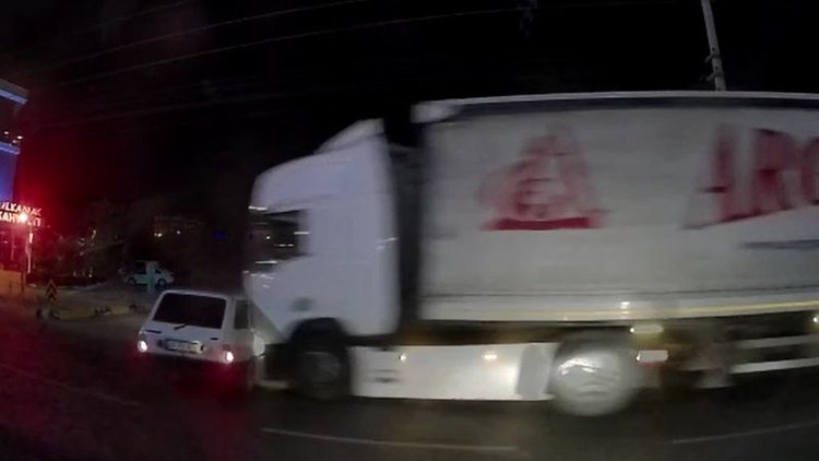 Manisa'da TIR otomobili biçti, dehşet anları kameraya yansıdı!