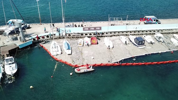 Caddebostan'daki deniz salyası temizliği sürüyor